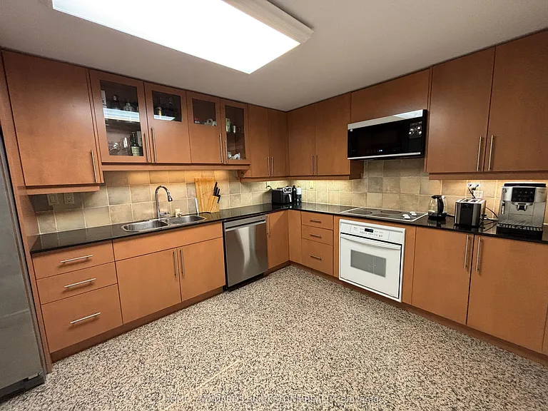 9 Greenbriar Rd #202 — Photo 15