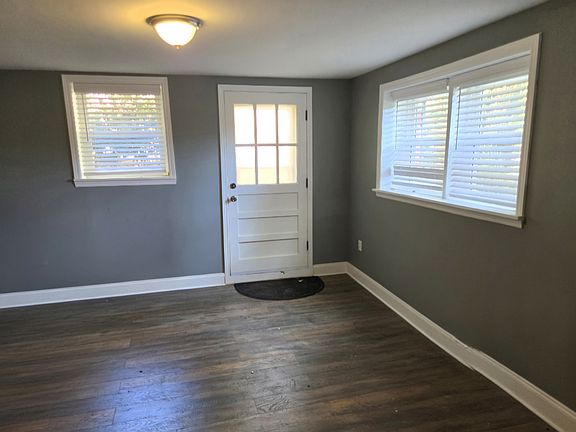 4th image of 2422 Sunset Dr NE