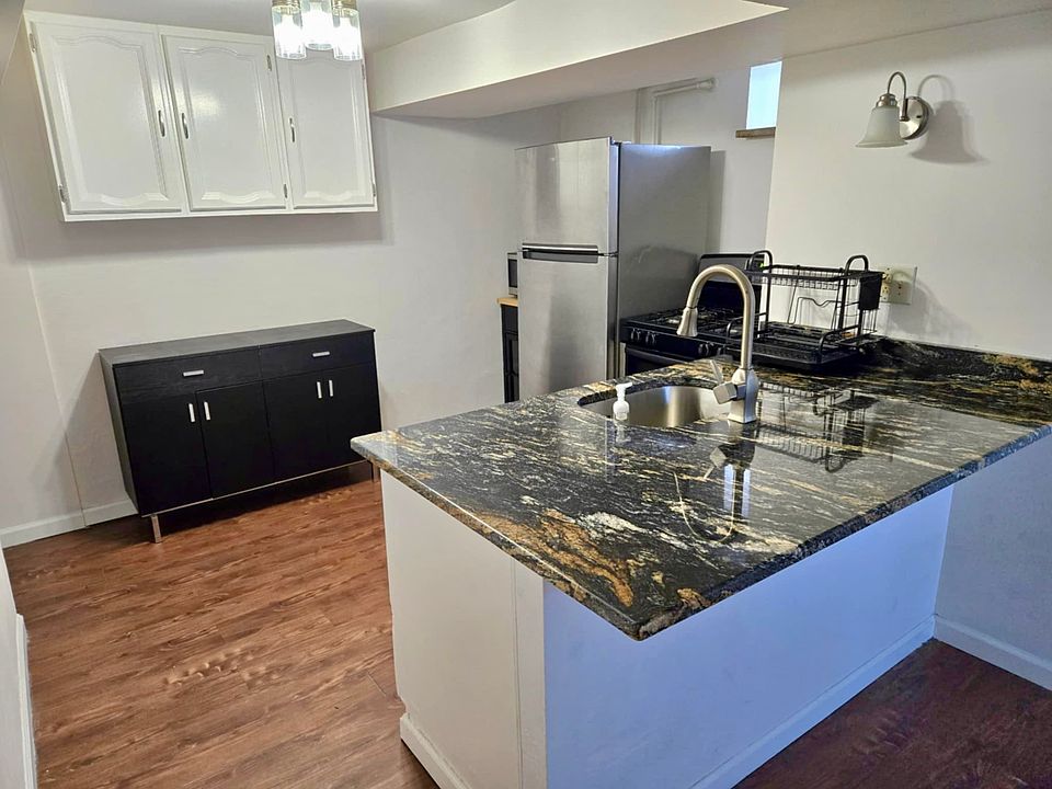 Unit 3 - Granite counter top with an overhang - add some bar stools!