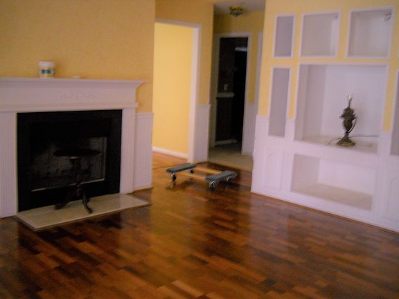 Living rm built in shelves 
