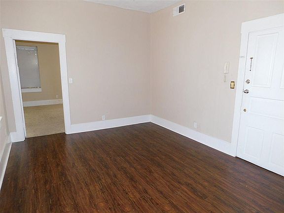 3rd image of 929 W Illinois St