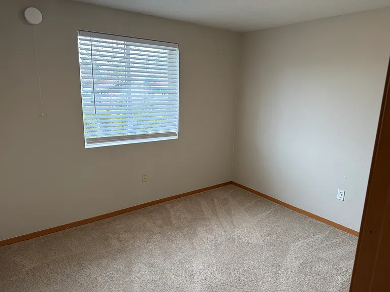 Eagle Crest Apartments — Photo 35