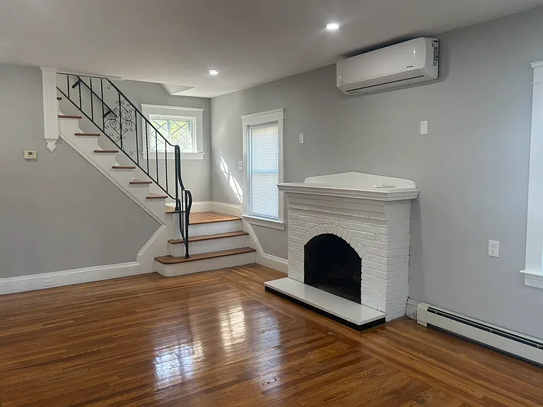 Warwick Ave — Photo 10