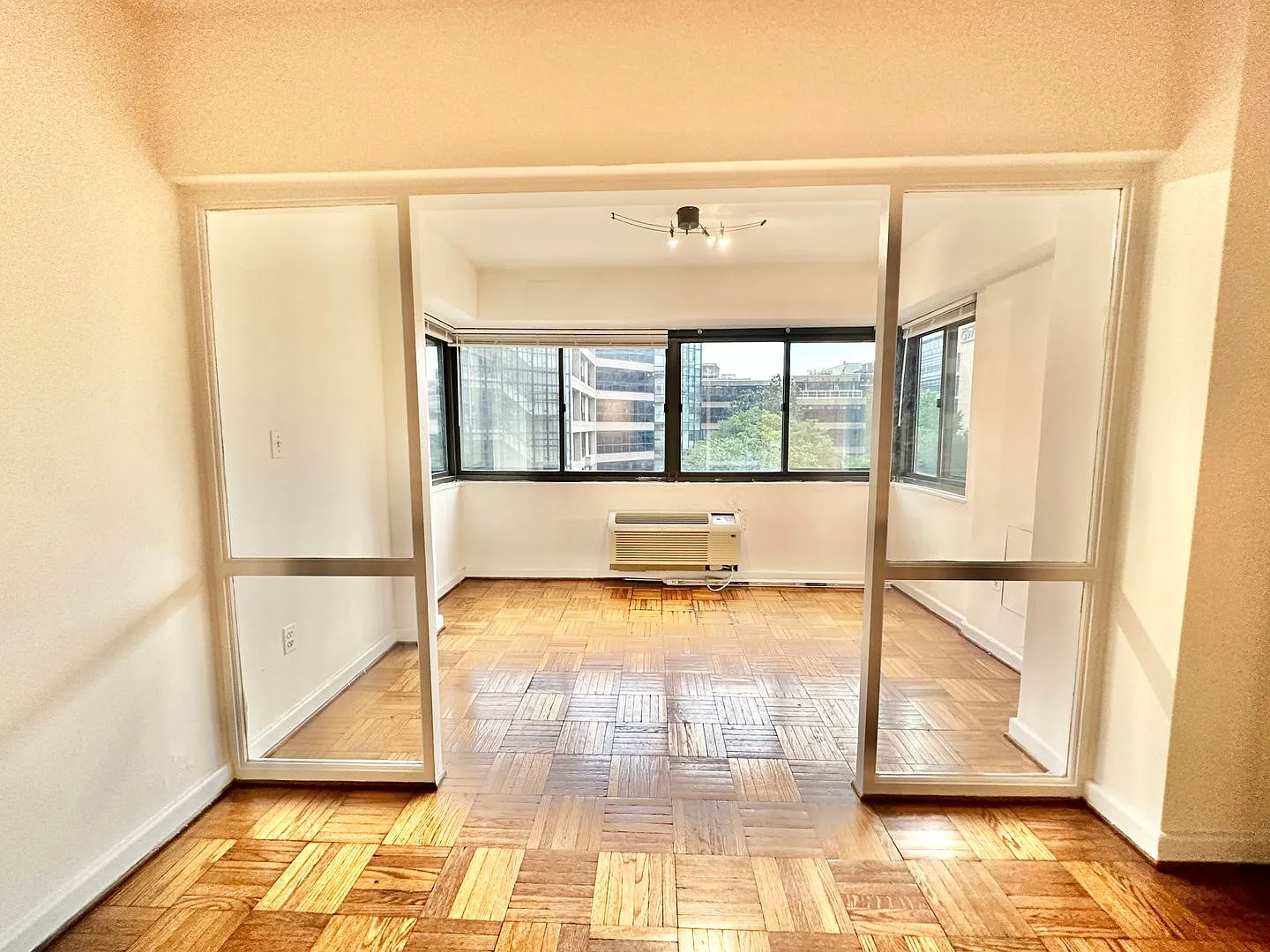 Foggy Bottom Spacious Studio w/Solarium Close to GWU, World Bank, GW Hospital — Photo 3