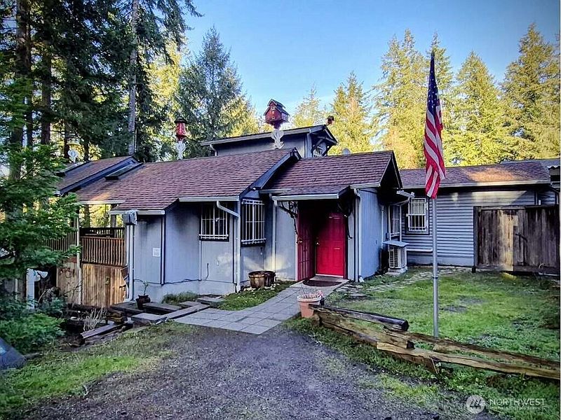3rd image of 31 E Colvos Pl E