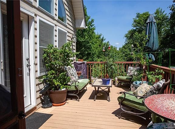 3rd image of 144 Carriage Summitt Way