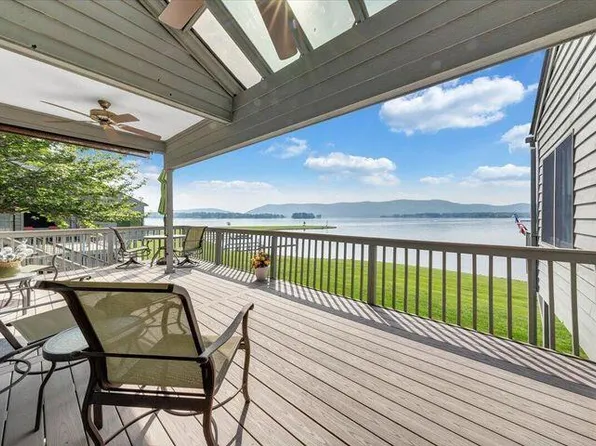 96 Peninsula Point Dr, Moneta, VA 24121
