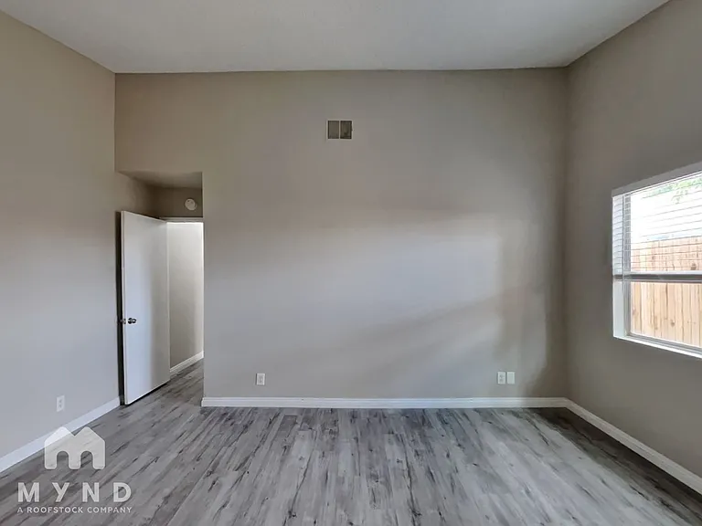 5681 Odessa Dr — Photo 14