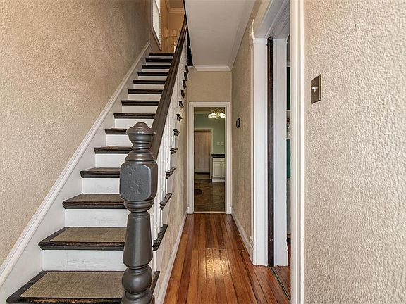 3rd image of 2927 Macklind Ave