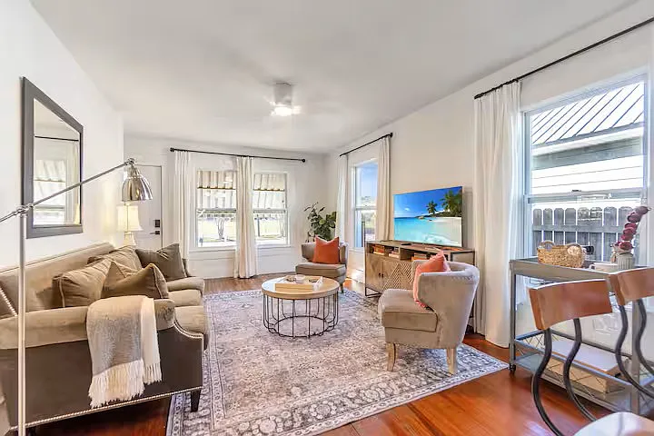 2 bed, 1012 sqft, $2,000 — Photo 2