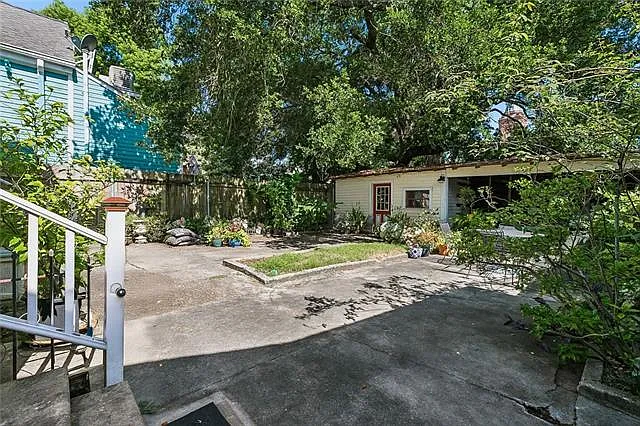 2327 Dauphine St — Photo 9