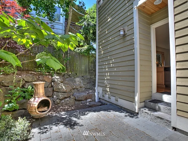 624 W Emerson St #B — Photo 9