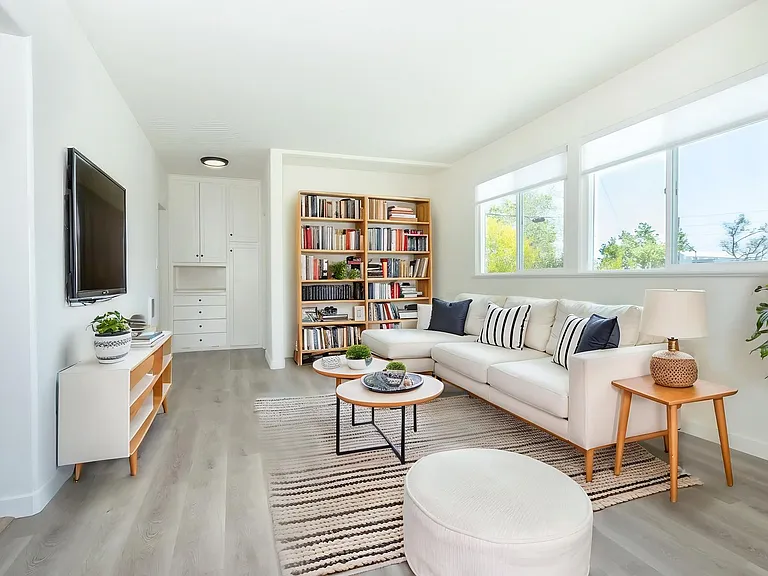 2078 1/2 Garnet Ave — Photo 2