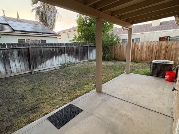 5261 E Wildflower Ln, Fresno, CA 93725