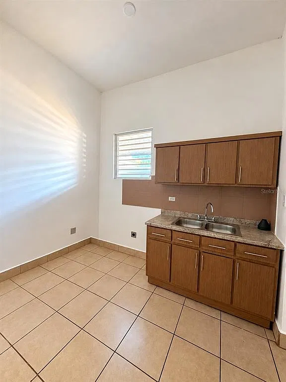 3 bed, 1.0 bath, 3160 sqft, $750 — Photo 3