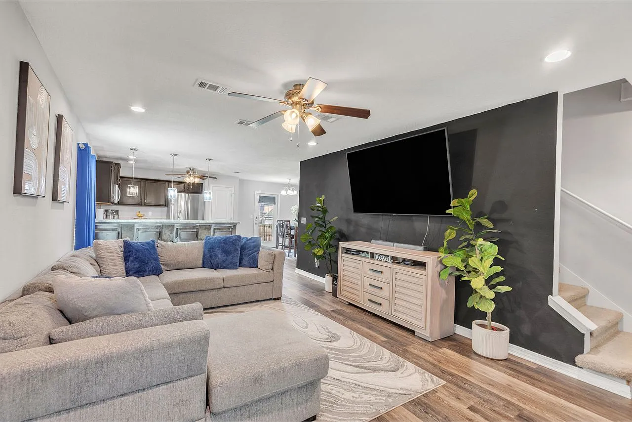 5 bed, 1956 sqft, $2,400 — Photo 4