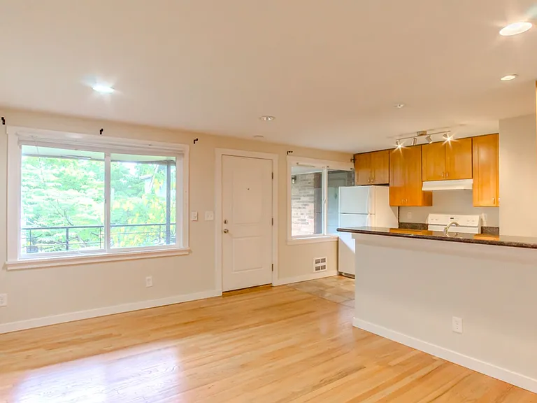 2211 Franklin Ave E — Photo 3