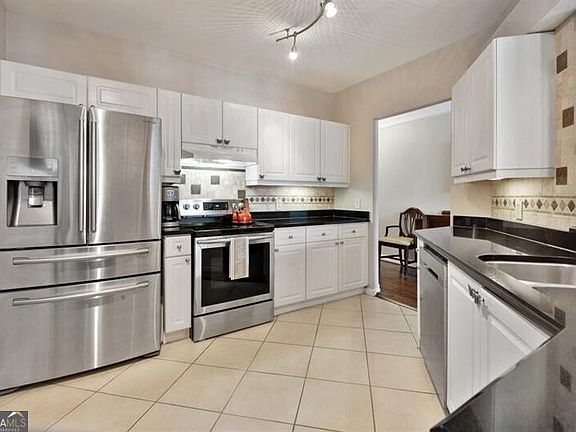 3rd image of 3334 Peachtree Rd NE APT 109