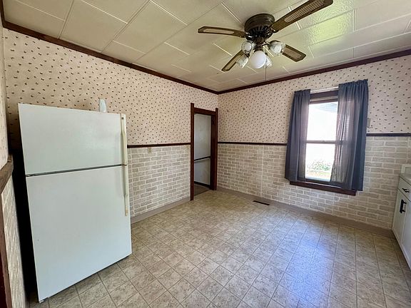 4th image of 915 6th Ave E