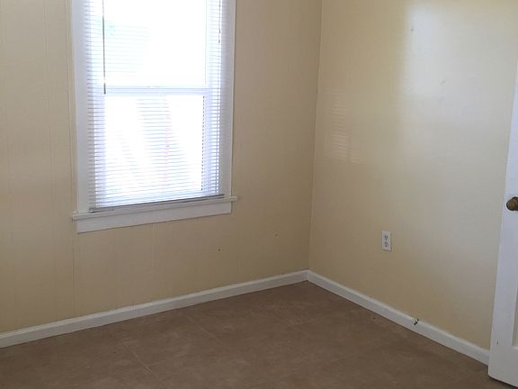 5th image of 11637 Hamlin St