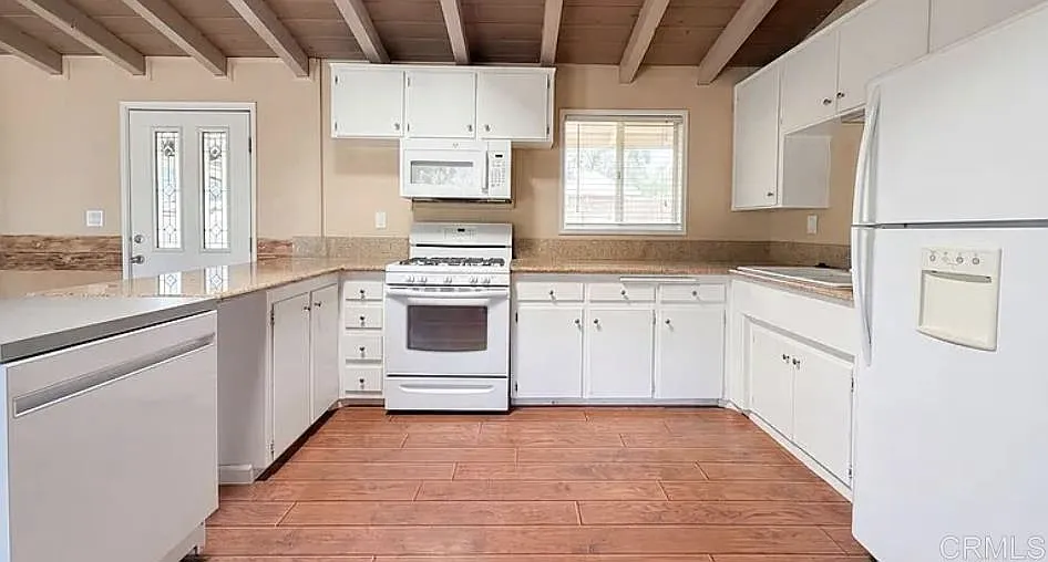 3 bed, 6.0 bath, 1645 sqft, $2,400 — Photo 2