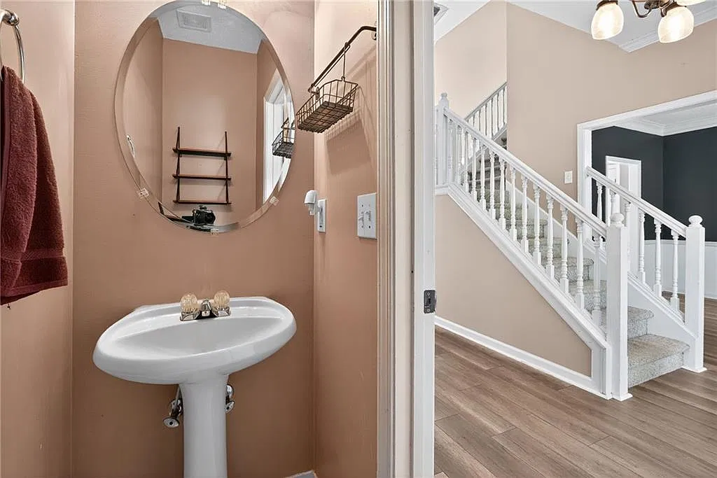 5 bed, 3425 sqft, $2,850 — Photo 2