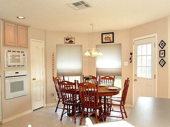 4th image of 1105 Sunset Lakes Dr
