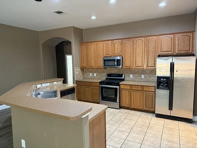3 bed, 2.0 bath, 1890 sqft, $2,099 — Photo 2