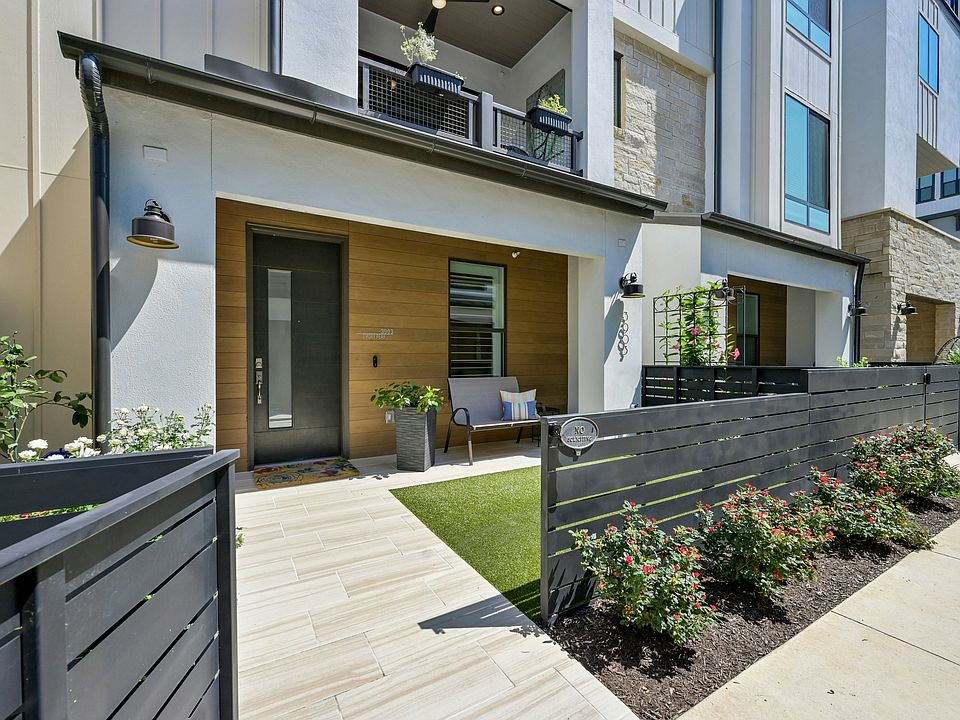 Welcome home! Your private yard with pet friendly astroturf!