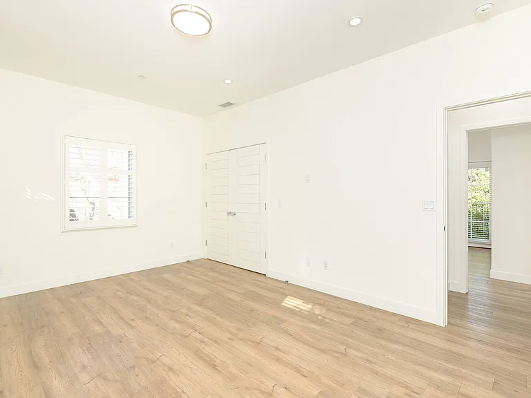 128 S Canon Dr — Photo 25