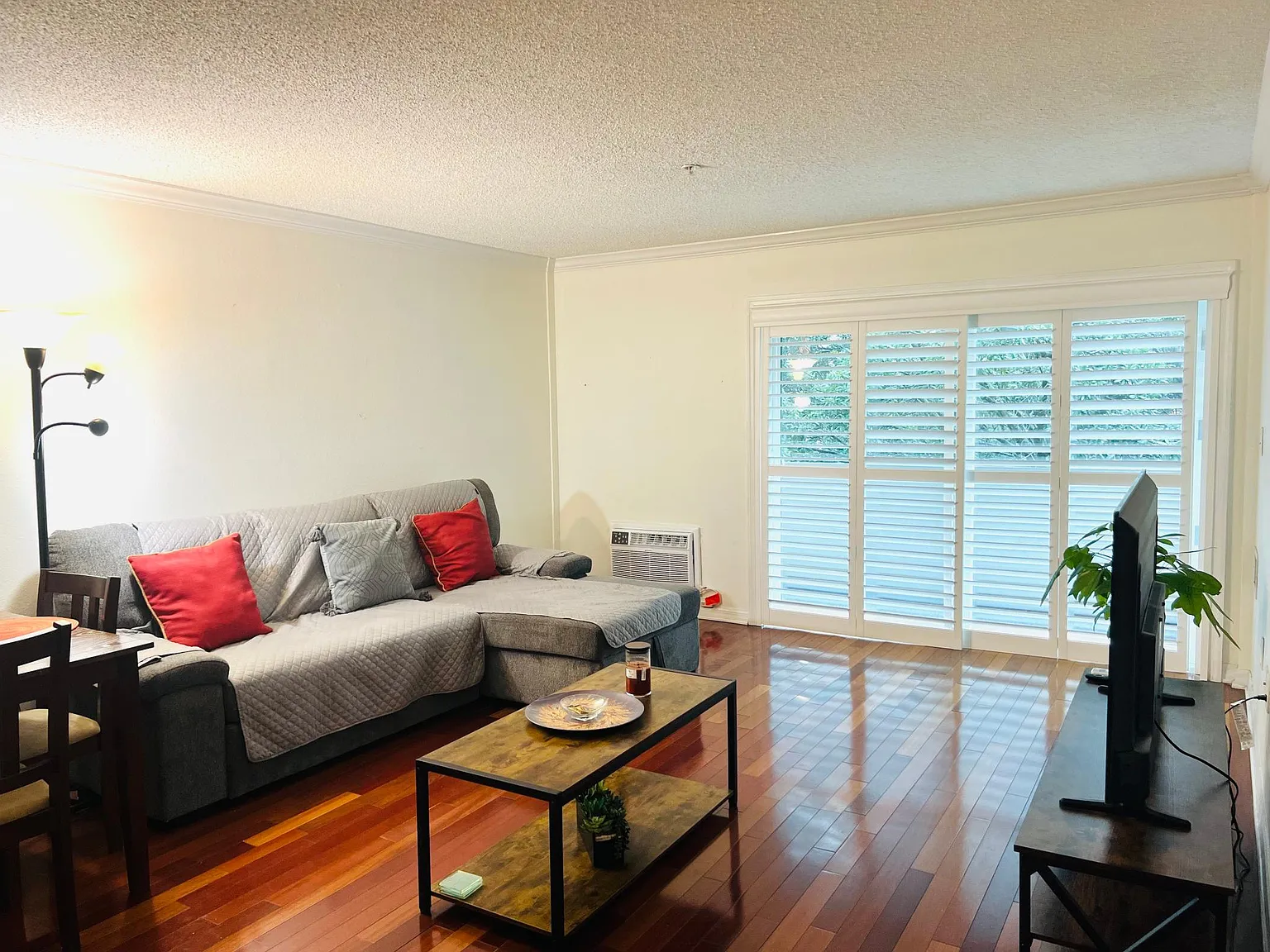 406 W Azeele St — Photo 2