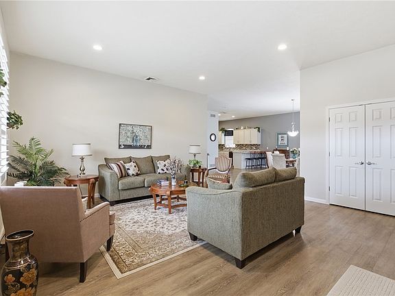 5th image of 909 Valentina Ln
