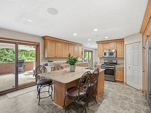 3rd image of 32 Westchester Ct