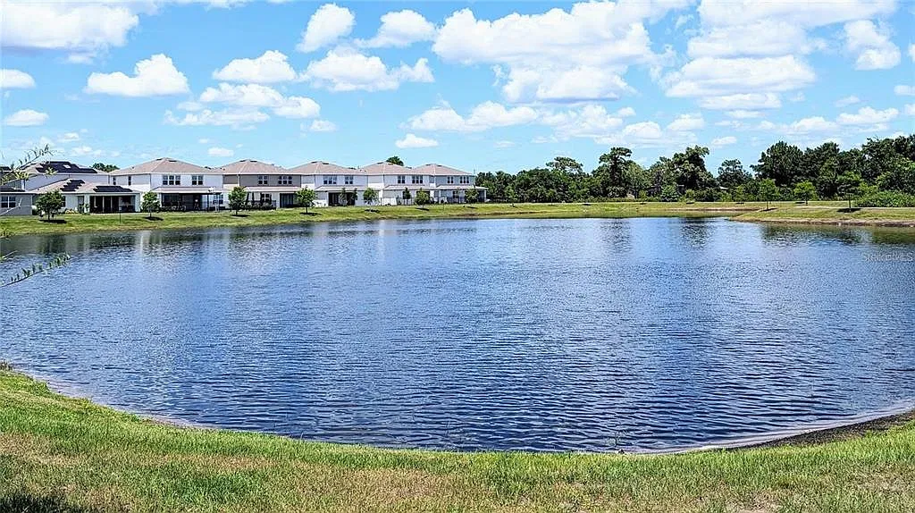 3 bed, 2.5 bath, 1748 sqft, $2,499 — Photo 3