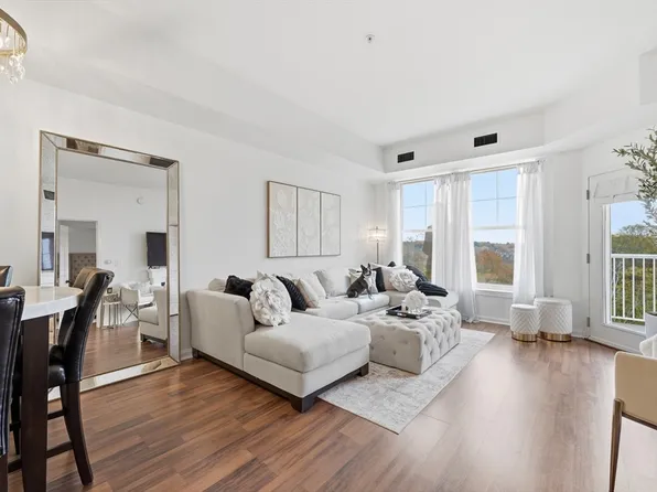 38 Village Rd APT 608, Middleton, MA 01949