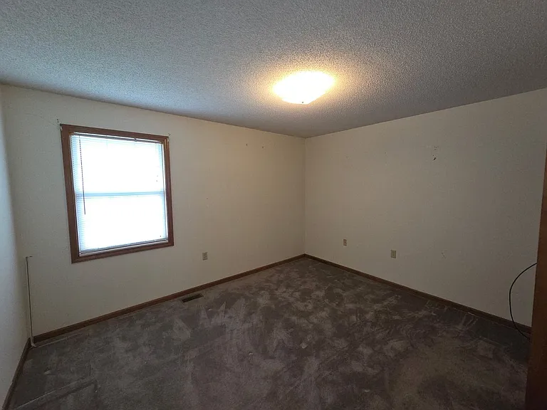 313 E North St — Photo 11