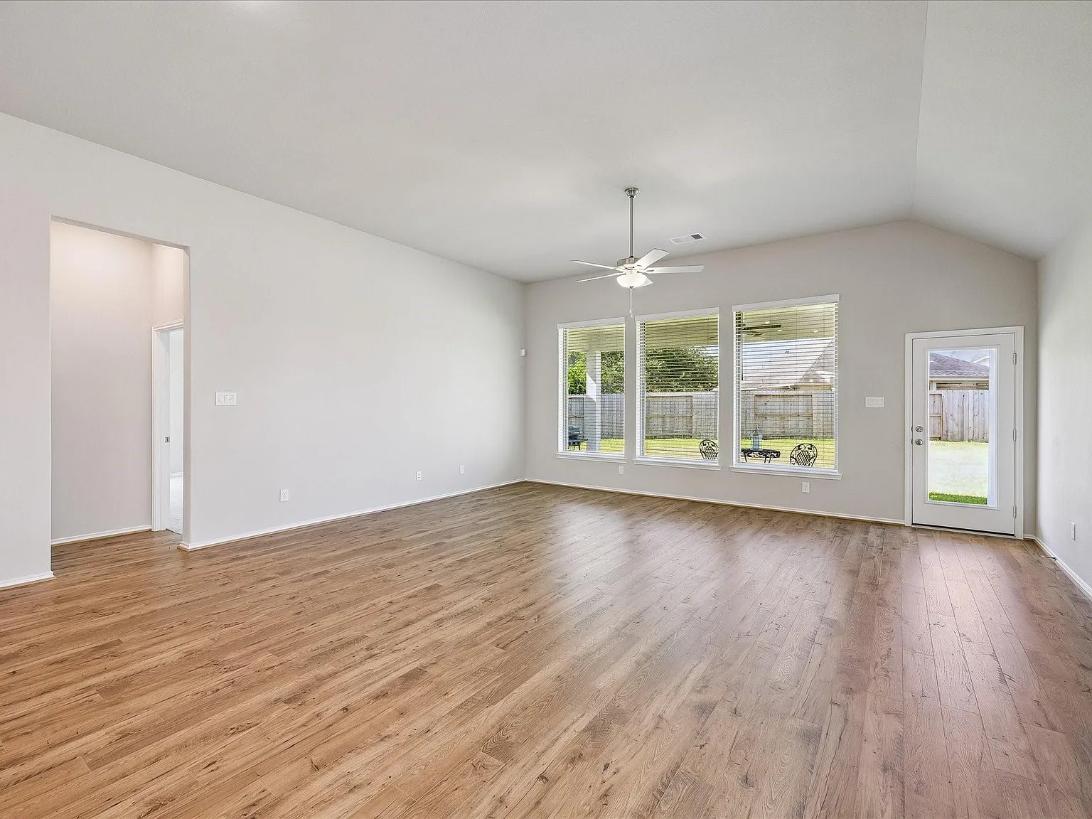 4 bed, 3.0 bath, 2750 sqft, $3,700 — Photo 4