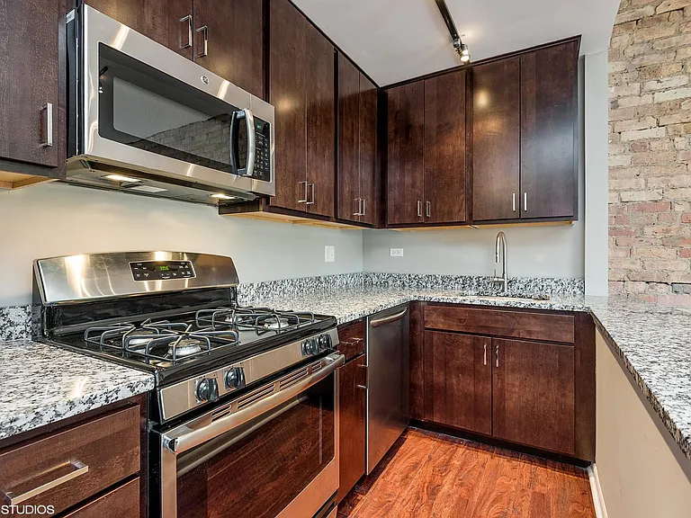 959 W Oakdale Ave #2E — Photo 5