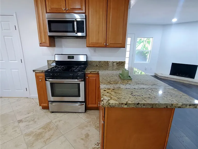 7121 Jumilla Ave — Photo 15