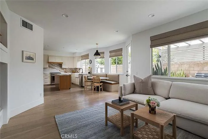 293 Mesa Dr — Photo 2