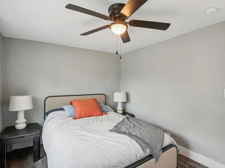 Broadway 46 Apartments — Photo 20
