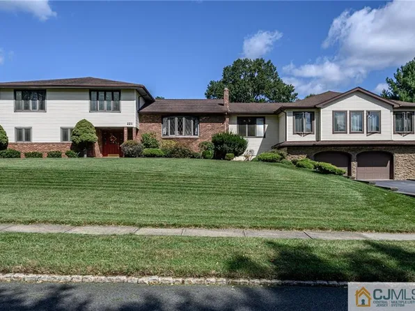 221 Eyland Ave, Succasunna, NJ 07876