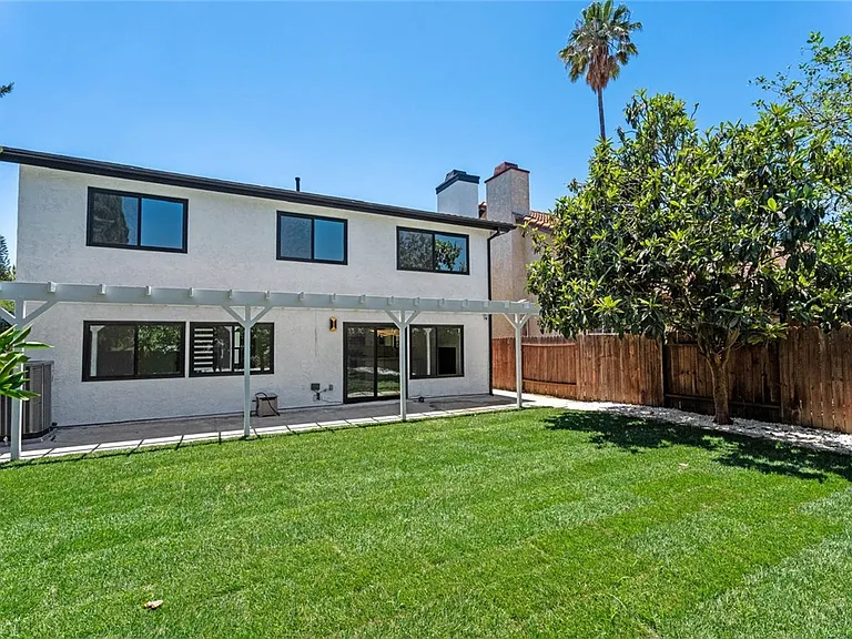 19701 Blythe St — Photo 4