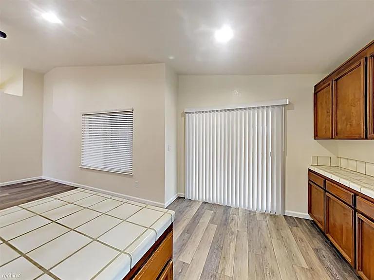 1740 Gateway Dr — Photo 5