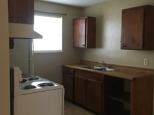 303 E Reagan Rd #D, Beeville, TX 78102