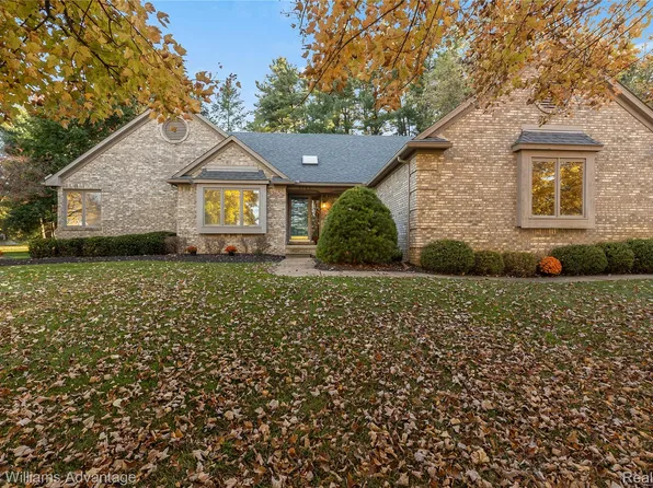 3741 Stoneridge Ct, Commerce Township, MI 48382