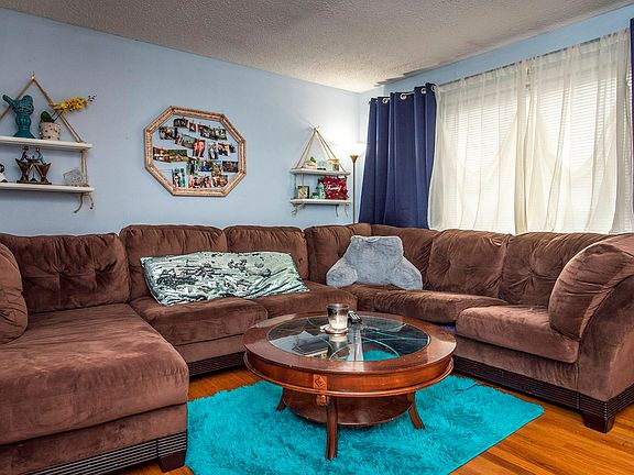 4th image of 62 Leslie Ave