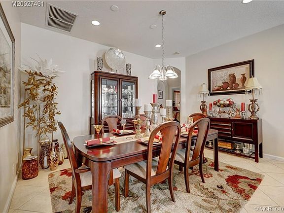3rd image of 332 NW Shoreline Cir