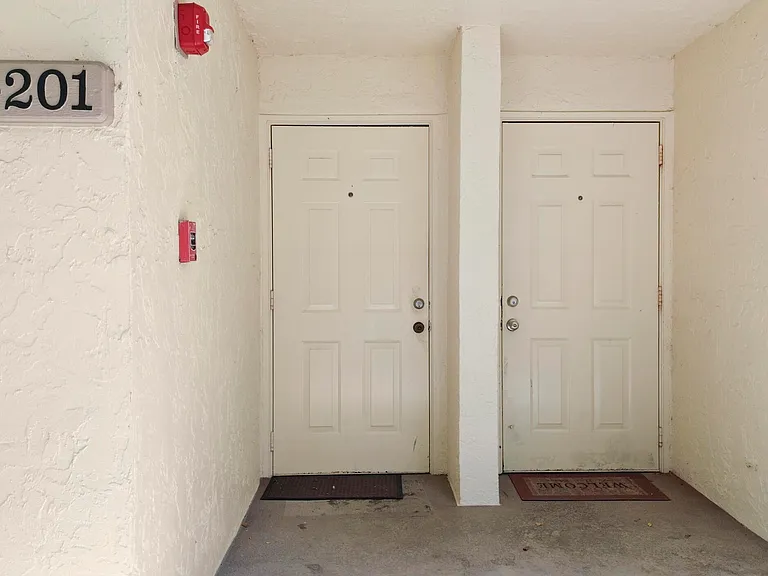2600 Greenwood Ter #G201 — Photo 2