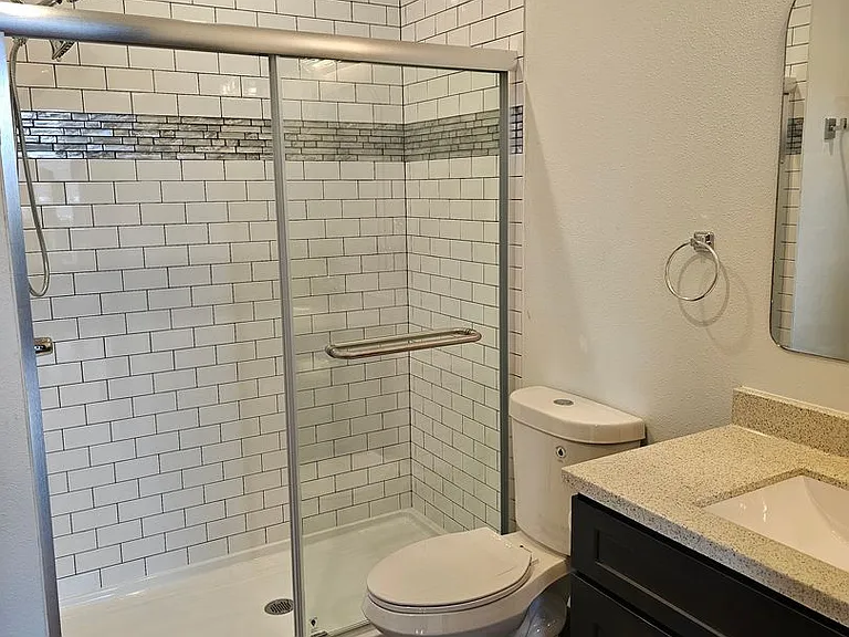 211 Elm St — Photo 2